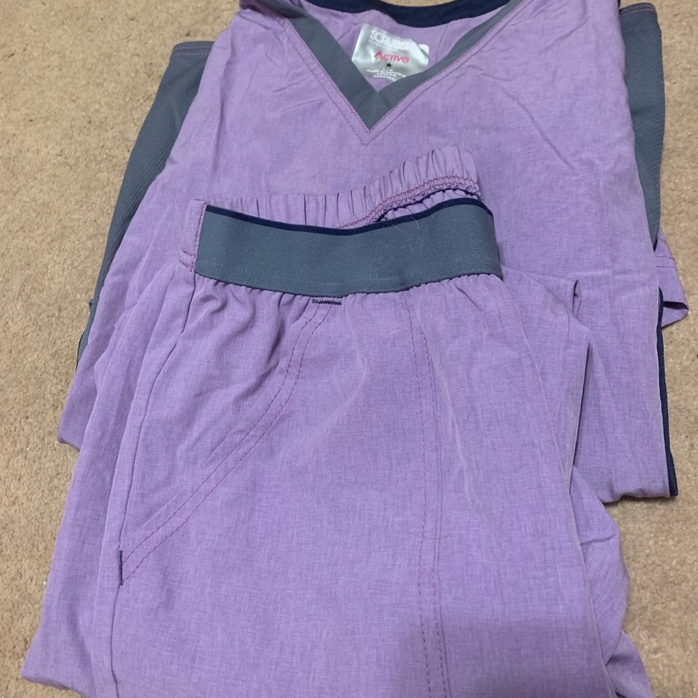 Light purple scrubstar set (L top, S bottom)